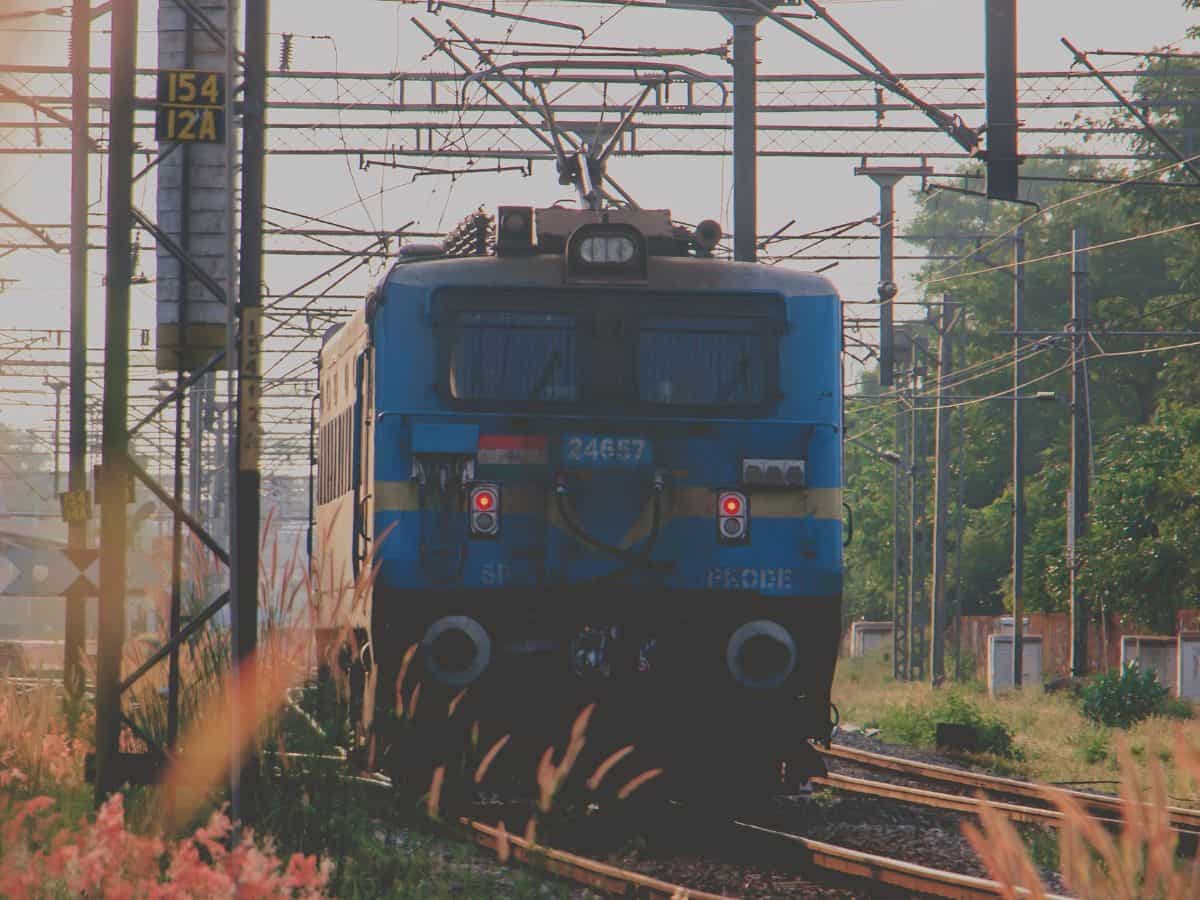 5. तेज आवाज में मोबाइल या गाना बजाना