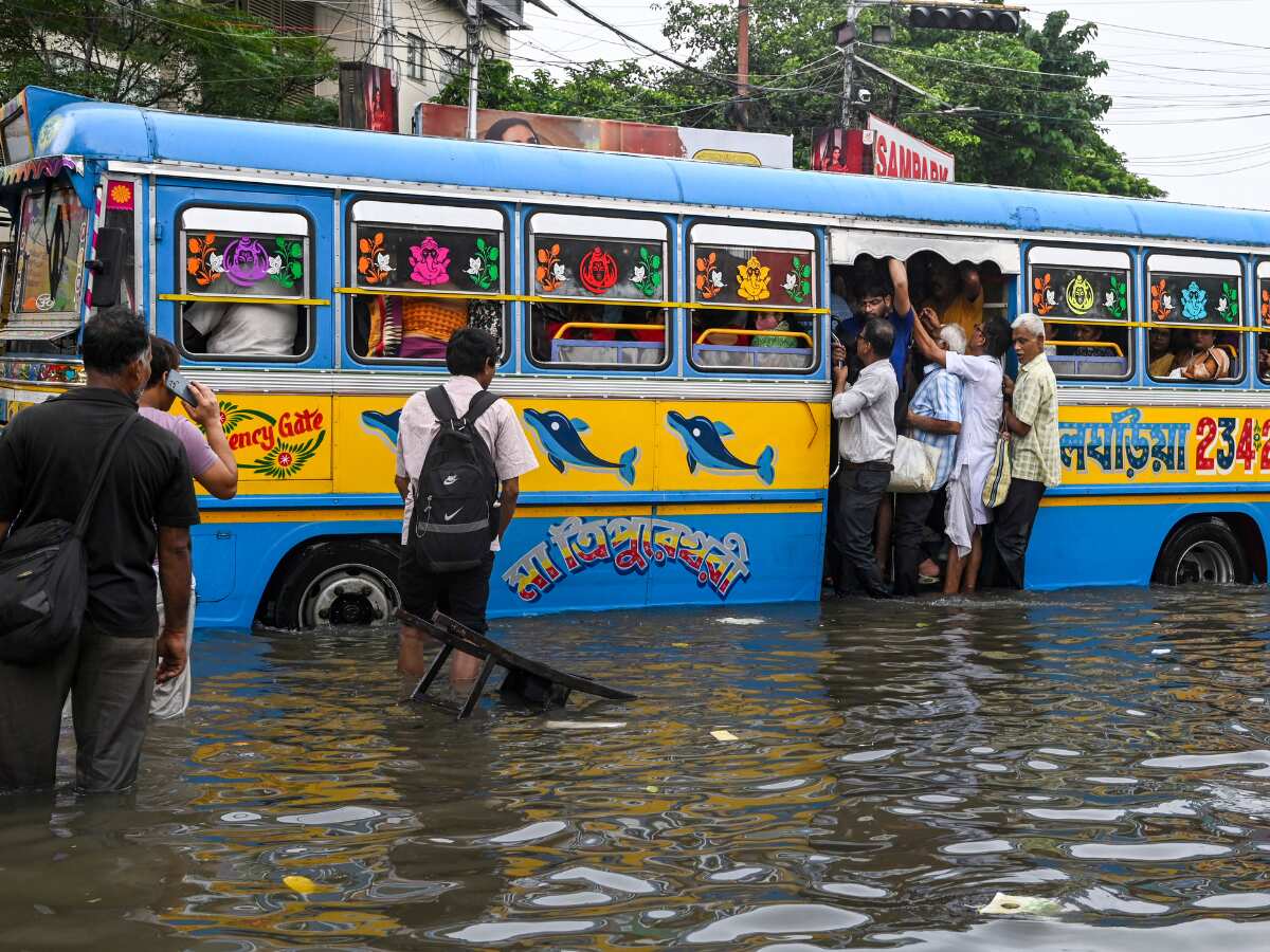 कोलकाता में बरसी 'आफत की बारिश', दुर्गा पूजा के पहले रेलवे-मेट्रो की सर्विस ठप! 60 से ज्यादा फ्लाइट हुई कैंसिल