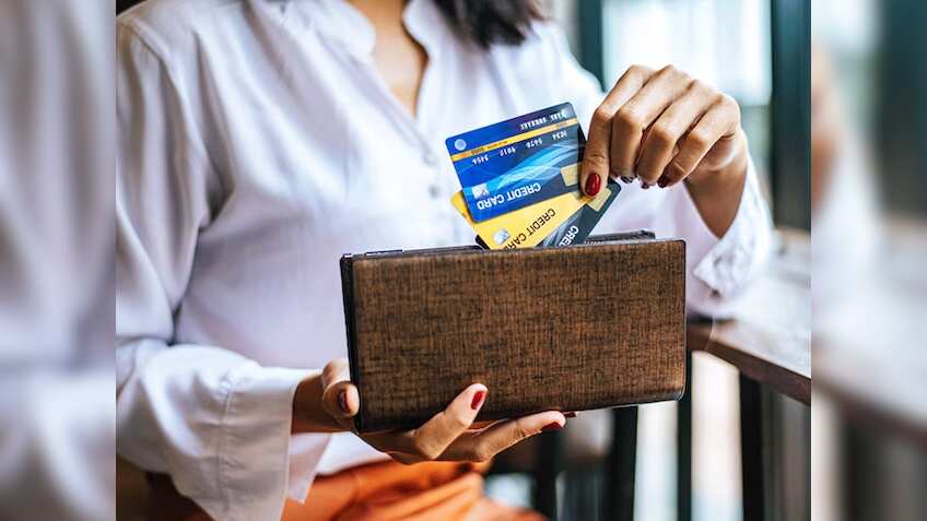 एक से ज्यादा Credit Card रखने के हैं ये 4 फायदे, तीसरा वाला तो इस Festive Season Sale में भी आएगा बड़े काम!