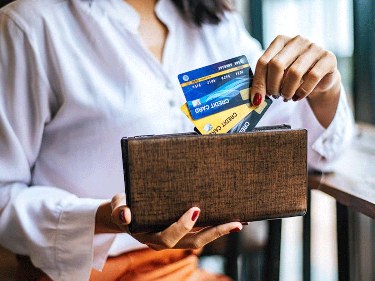 एक से ज्यादा Credit Card रखने के हैं ये 4 फायदे, तीसरा वाला तो इस Festive Season Sale में भी आएगा बड़े काम!