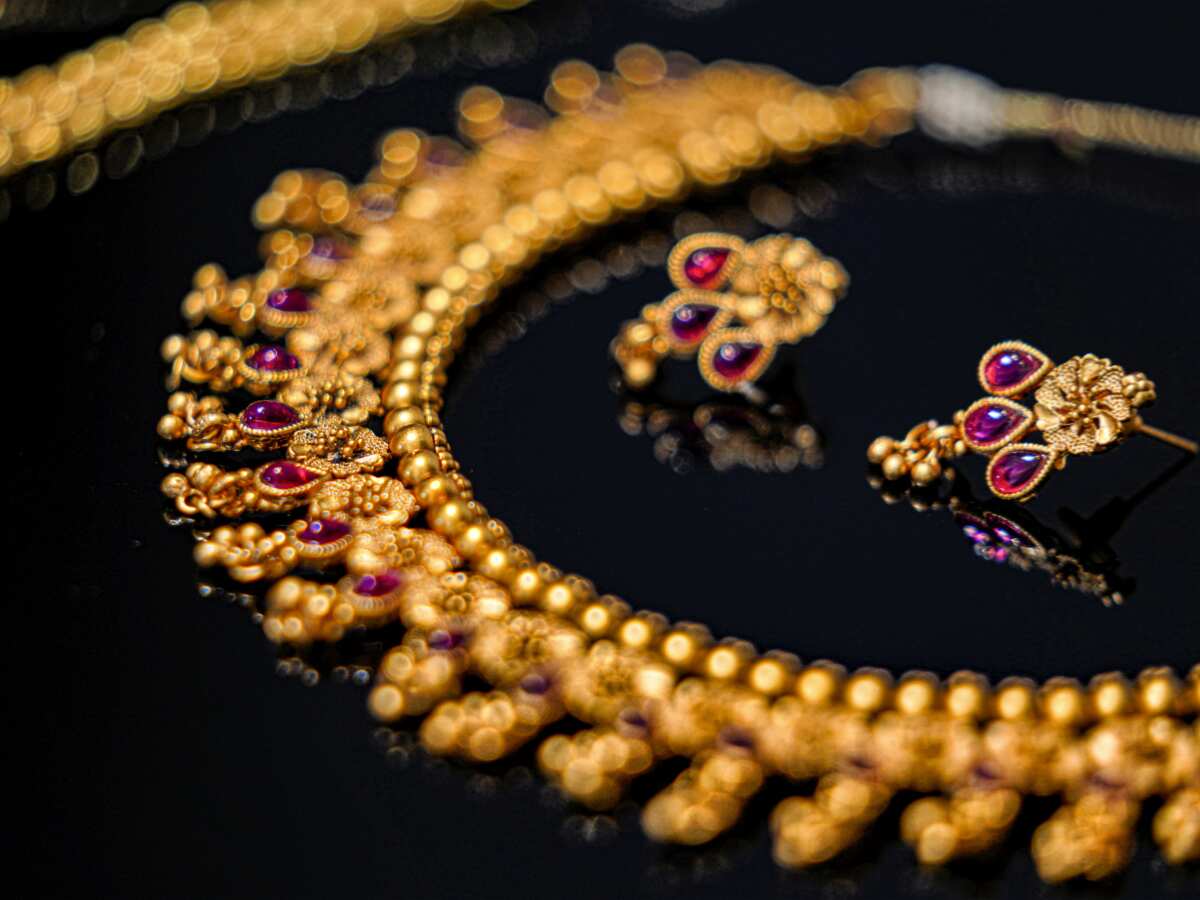 पिछली दिवाली से अभी तक कितना भागा सोने और चांदी का भाव, ₹1 लाख लगाया होता तो आज कितना मिलता रिटर्न?