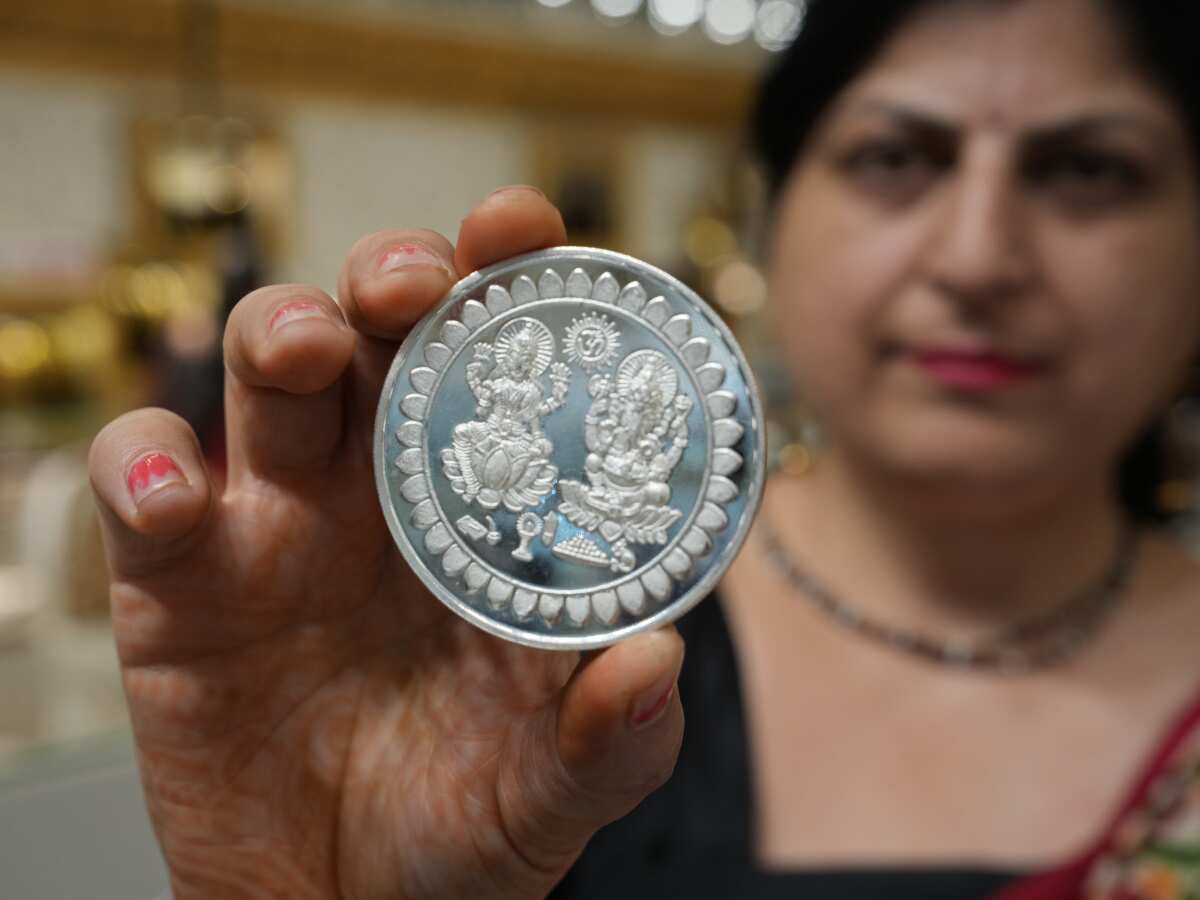 सोने-चांदी की चमक ने तोड़े सारे रिकॉर्ड! ₹1.41 लाख किलो के पार पहुंची चांदी, सोना ने भी मारी भारी छलांग