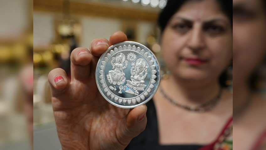 सोने-चांदी की चमक ने तोड़े सारे रिकॉर्ड! ₹1.41 लाख किलो के पार पहुंची चांदी, सोना ने भी मारी भारी छलांग
