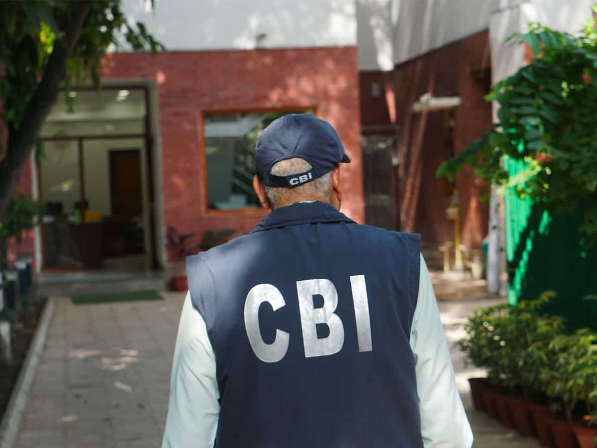 होम बायर्स को धोखा देना पड़ा भारी! सुप्रीम कोर्ट के आदेश पर CBI का बड़ा एक्शन, 3 शहरों में ताबड़तोड़ छापेमारी