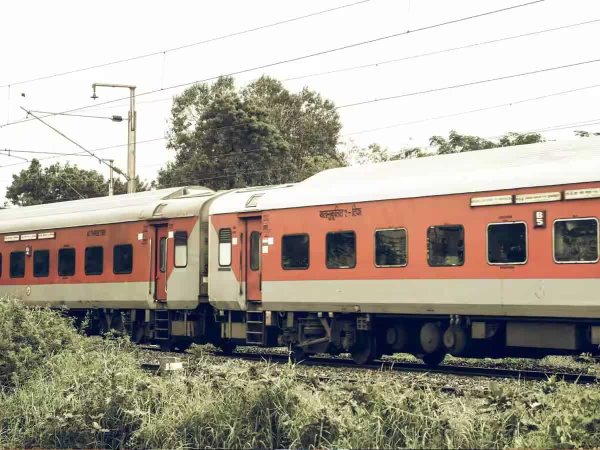 Special Trains 2025: दुर्गा पूजा से छठ पूजा तक कंफर्म सीट का टेंशन दूर! रेलवे इन रूट्स पर चला रही है 3 जोड़ी स्पेशल ट्रेन