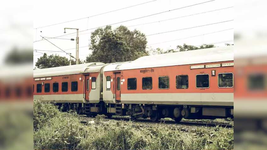 Special Trains 2025: दुर्गा पूजा से छठ पूजा तक कंफर्म सीट का टेंशन दूर! रेलवे इन रूट्स पर चला रही है 3 जोड़ी स्पेशल ट्रेन