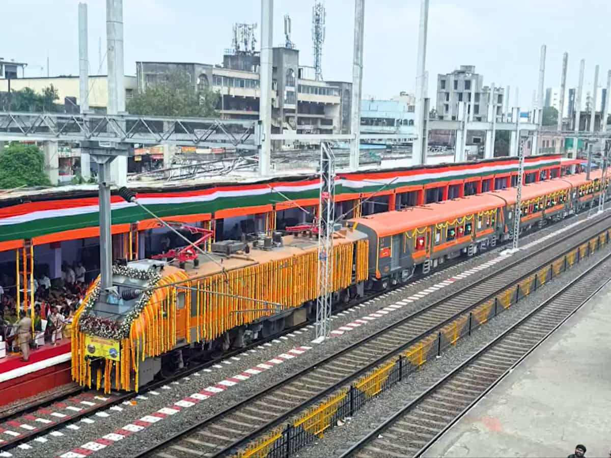 PM Modi ने दिखाई ब्रह्मपुर-उधना के बीच अमृत भारत एक्सप्रेस को हरी झंडी, चेक कर लें कितना होगा किराया