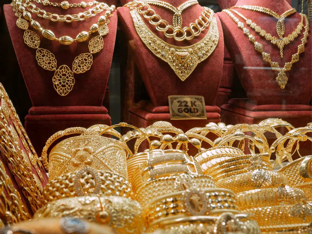 निवेशकों की बल्ले-बल्ले! सोना 14 साल में सबसे ज्यादा रिटर्न देने को तैयार, चांदी भी चमकी