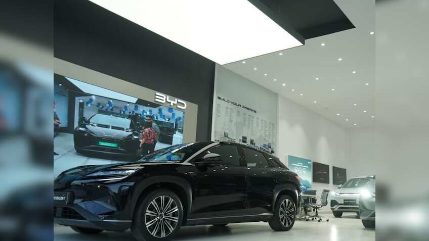 इस लग्जरी EV ने ग्राहकों के लिए पेश किए फेस्टिव ऑफर्स; एक्सटेंडेड वारंटी समेत काफी कुछ, देश में खोला 45वां शोरूम