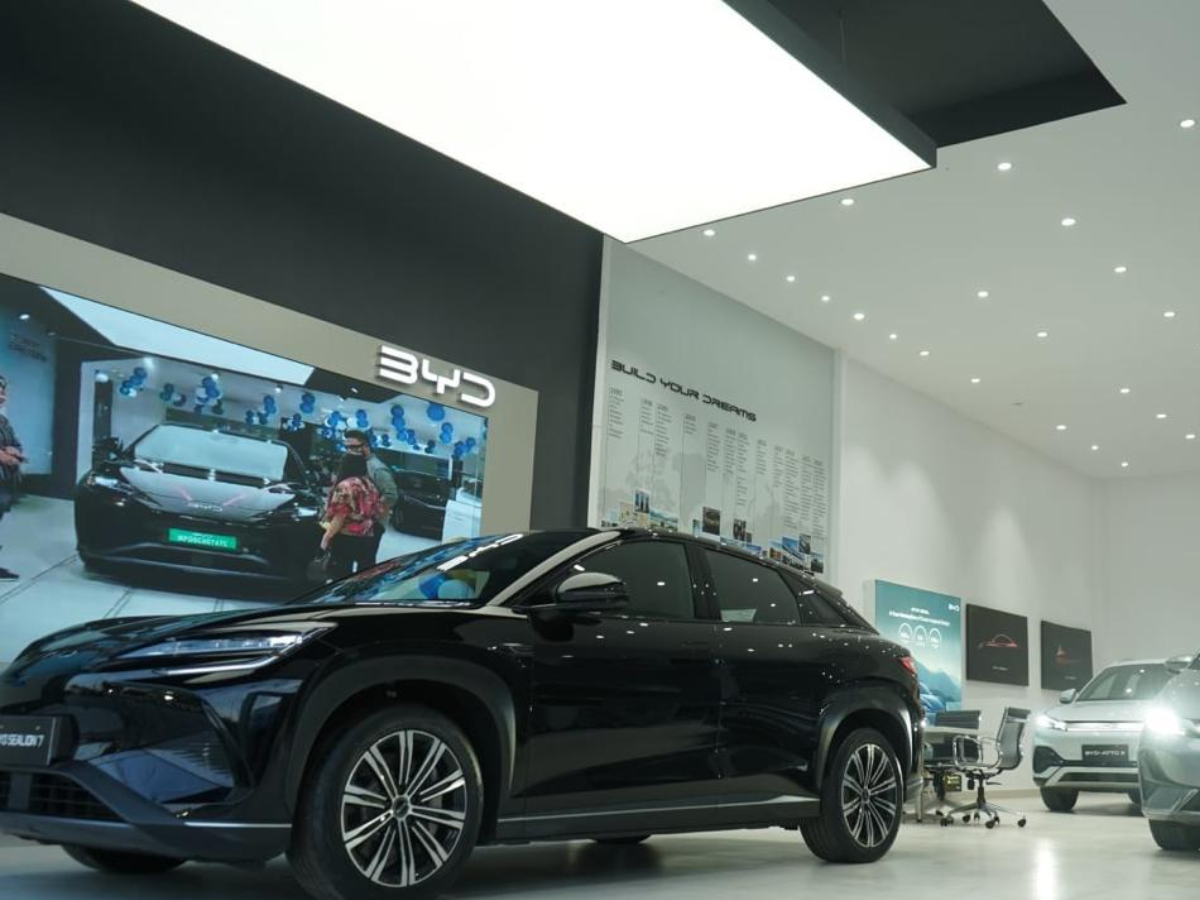 इस लग्जरी EV ने ग्राहकों के लिए पेश किए फेस्टिव ऑफर्स; एक्सटेंडेड वारंटी समेत काफी कुछ, देश में खोला 45वां शोरूम