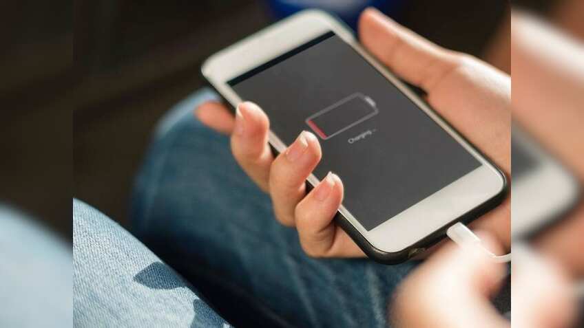 iPhone बैटरी लाइफ पर महिला का चौंकाने वाला खुलासा! जानिए क्या है 80% चार्जिंग का पूरा सच