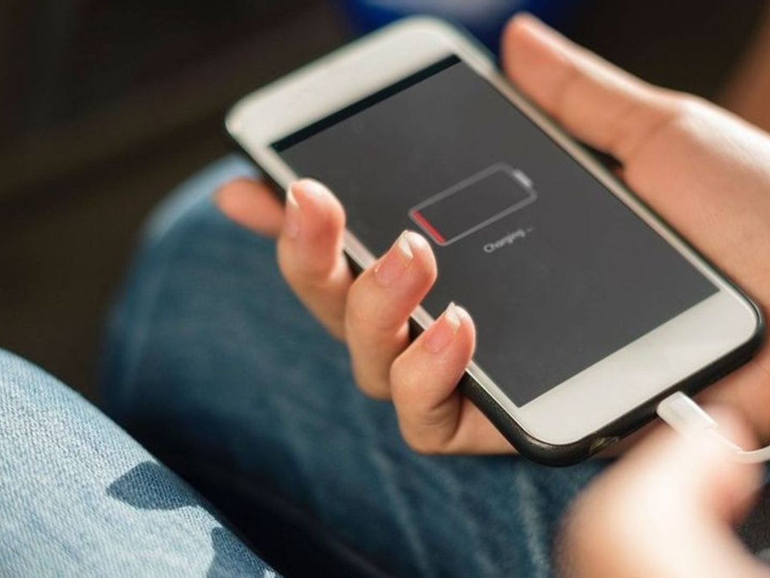 iPhone बैटरी लाइफ पर महिला का चौंकाने वाला खुलासा! जानिए क्या है 80% चार्जिंग का पूरा सच