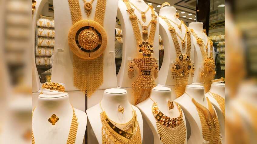 'गोल्डन रैली' के बाद Gold-Silver में मुनाफा वसूली कर रहे हैं ट्रेडर्स, सोना 900 तो चांदी 1700 रुपये हुई सस्ती