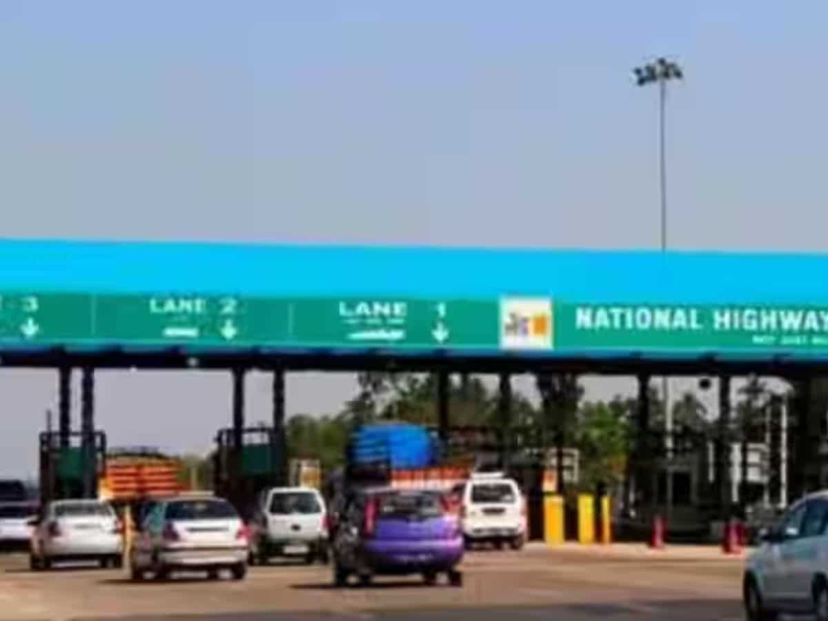 बड़ी खबर! सरकार ने बिना FASTag वाले वाहनों को दी राहत, UPI से पेमेंट करने पर अब दोगुना नहीं इतना देना होगा टोल