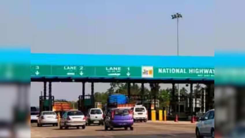 बड़ी खबर! सरकार ने बिना FASTag वाले वाहनों को दी राहत, UPI से पेमेंट करने पर अब दोगुना नहीं इतना देना होगा टोल
