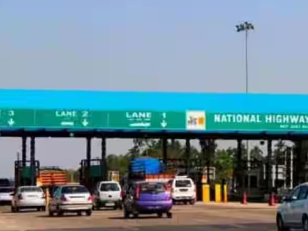 बड़ी खबर! सरकार ने बिना FASTag वाले वाहनों को दी राहत, UPI से पेमेंट करने पर अब दोगुना नहीं इतना देना होगा टोल