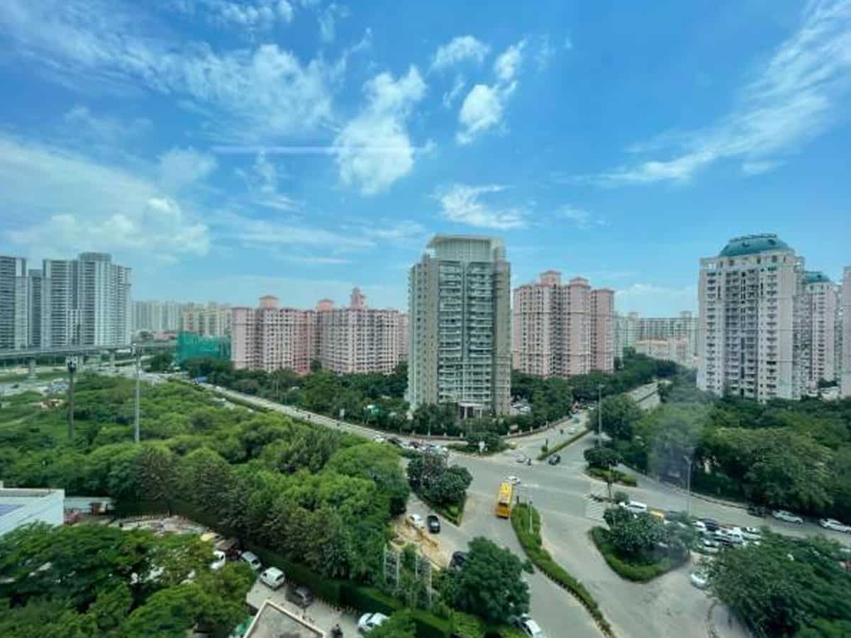 गुरुग्राम या नोएडा, NCR प्रॉपर्टी मार्केट का असली किंग कौन? रिपोर्टने बताया कहां दांव लगाना बना सकता है अमीर