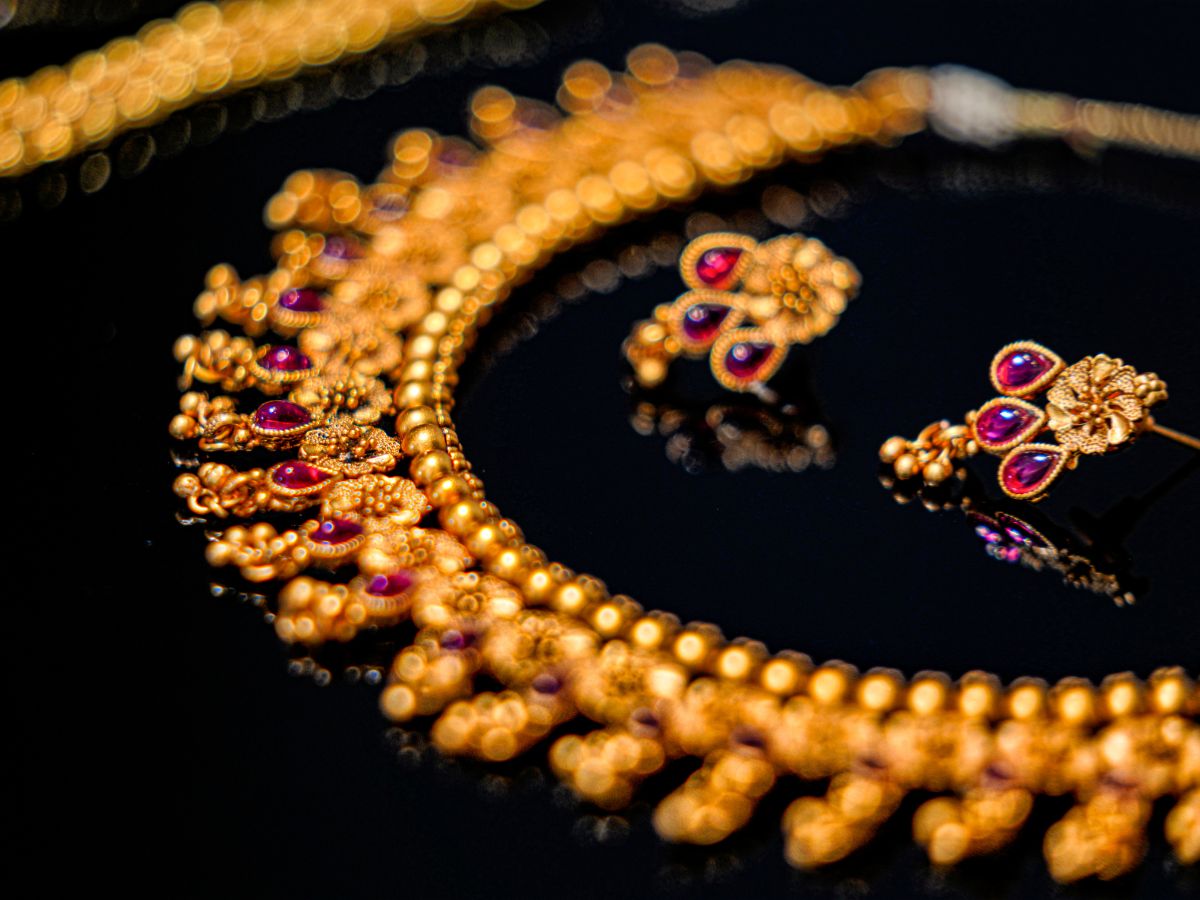 करवाचौथ पर पत्नी के लिए लेने जा रहे हैं Gold Jewellery तो जल्दबाजी में मत करना ये मिस्टेक! वरना झेलना पड़ेगा नुकसान
