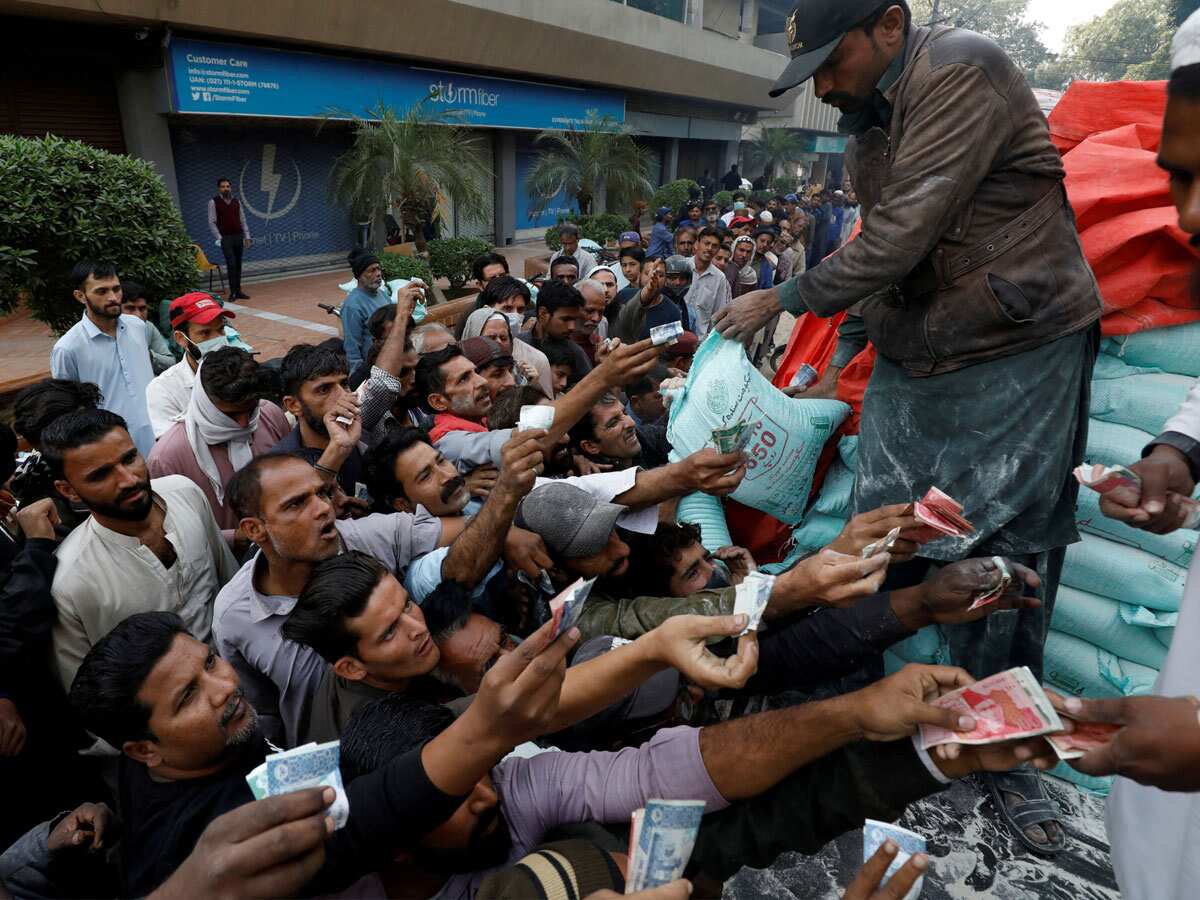 कंगाल पाकिस्तान के जले पर नमक, माइक्रोसॉफ्ट-उबर समेत बड़ी कंपनियों ने समेटा बिजनेस, आतंकवाद ने तोड़ी कमर