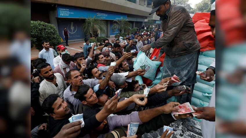 कंगाल पाकिस्तान के जले पर नमक, माइक्रोसॉफ्ट-उबर समेत बड़ी कंपनियों ने समेटा बिजनेस, आतंकवाद ने तोड़ी कमर