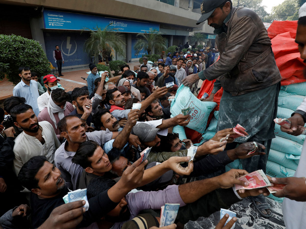 कंगाल पाकिस्तान के जले पर नमक, माइक्रोसॉफ्ट-उबर समेत बड़ी कंपनियों ने समेटा बिजनेस, आतंकवाद ने तोड़ी कमर