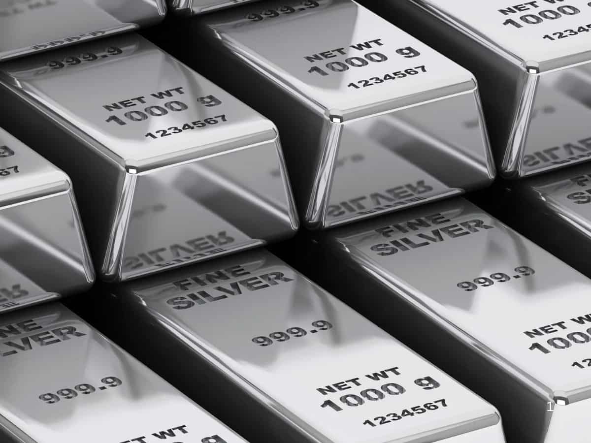 सोना छोड़िए अब चांदी तोड़ने वाला है 45 सालों का रिकॉर्ड, इस साल दे चुका है 65% रिटर्न