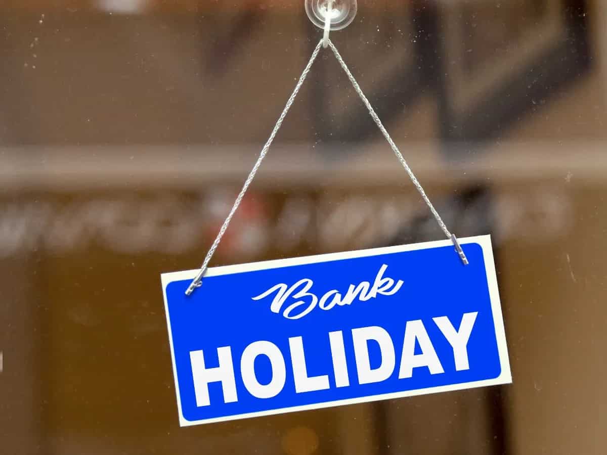 धनतेरस-बिहू पर बैंकों में रहेगी 'छुट्टी की भरमार'? 13 से 31 अक्टूबर तक की 'पूरी लिस्ट' देखें, वरना अटक जाएंगे आपके काम!