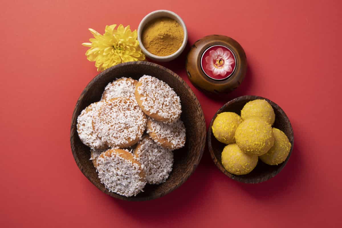 3. घर की बनी मिठाई और स्नैक्स