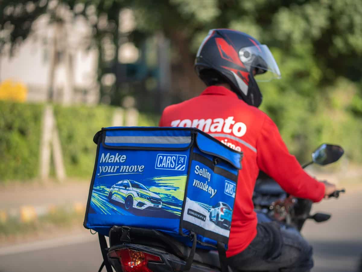 Zomato ने CARS24 के साथ मिलकर निकाला कमाई बढ़ाने का नया तरीका, डिलीवरी बैग बने चलते-फिरते होर्डिंग्स!