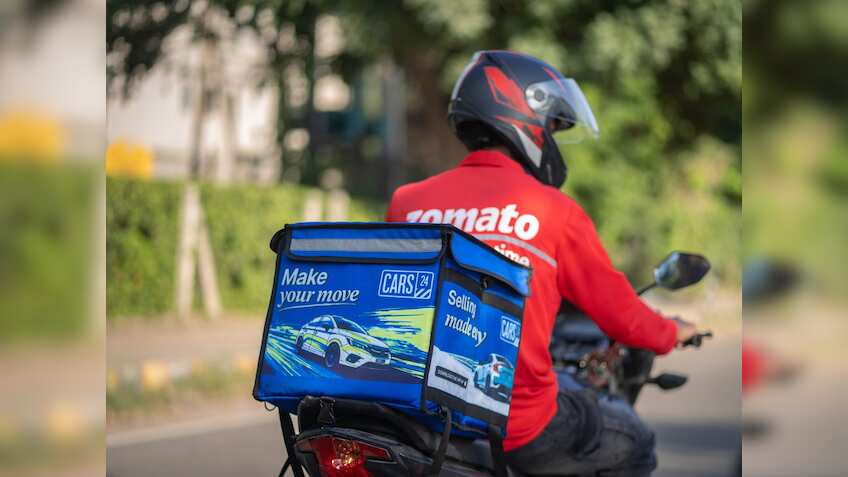 Zomato ने CARS24 के साथ मिलकर निकाला कमाई बढ़ाने का नया तरीका, डिलीवरी बैग बने चलते-फिरते होर्डिंग्स!