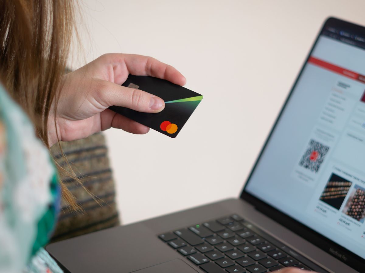 Diwali 2025: फेस्टिव सीजन में बनें Smart Shopper! इन 8 Credit Card Hacks से बचेगा पैसा और बढ़ेंगे Rewards!