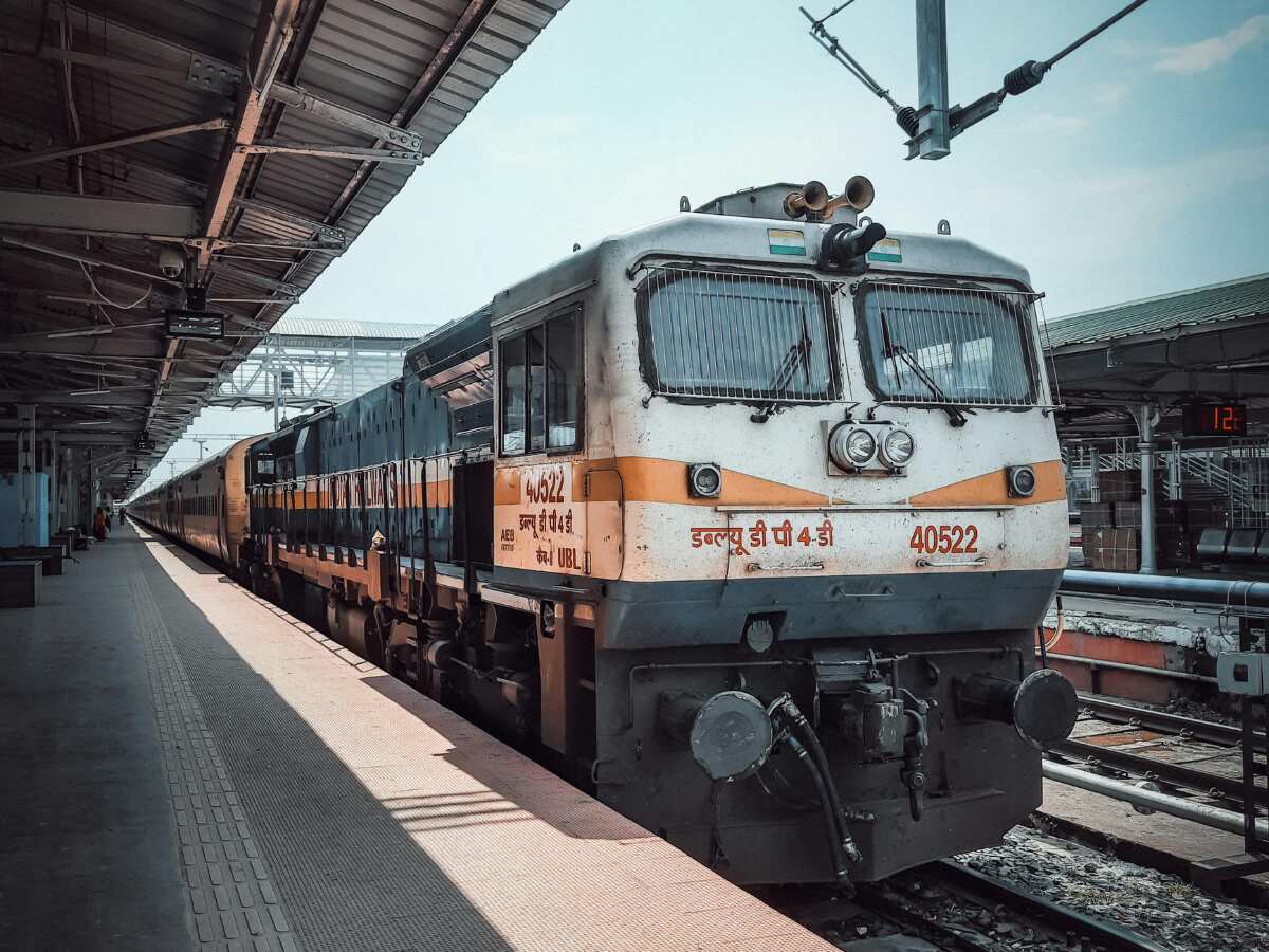 दिवाली पर कैसे जाएंगे घर? तत्काल बुकिंग के समय ही ठप हुई IRCTC की साइट, परेशान हो गए लाखों पैसेंजर्स!