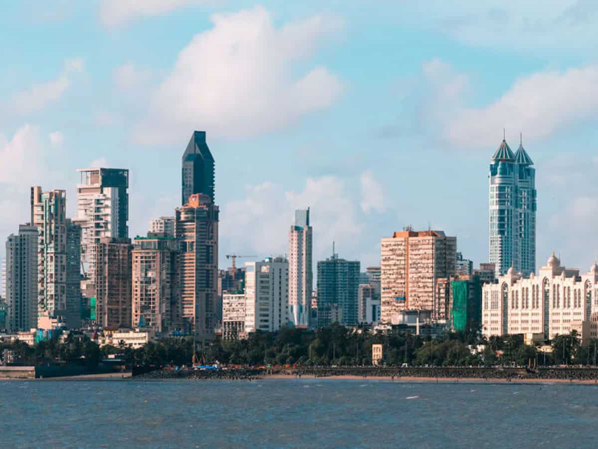 मुंबई में क्या फूटने वाला है प्रॉपर्टी बाजार का बुलबुला? नए लॉन्च 19% गिरे! जानिए क्यों बिल्डर ने खींचे हाथ