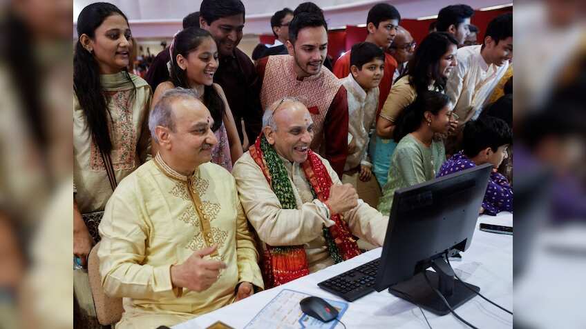 NSE Holidays 2025: दीवाली पर अगले हफ्ते 2 दिन बंद रहेंगे बाजार, मुहूर्त ट्रेडिंग की डेट और टाइम कर लें नोट
