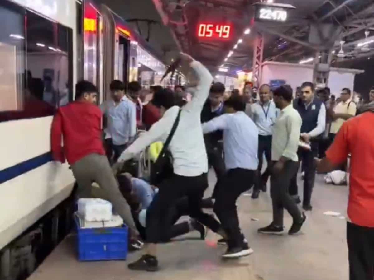 जब स्टेशन पर ही आपस में भिड़ गए IRCTC स्टाफ! बेल्ट और डस्टबिन से की एक-दूसरे की पिटाई, देखें वायरल वीडियो