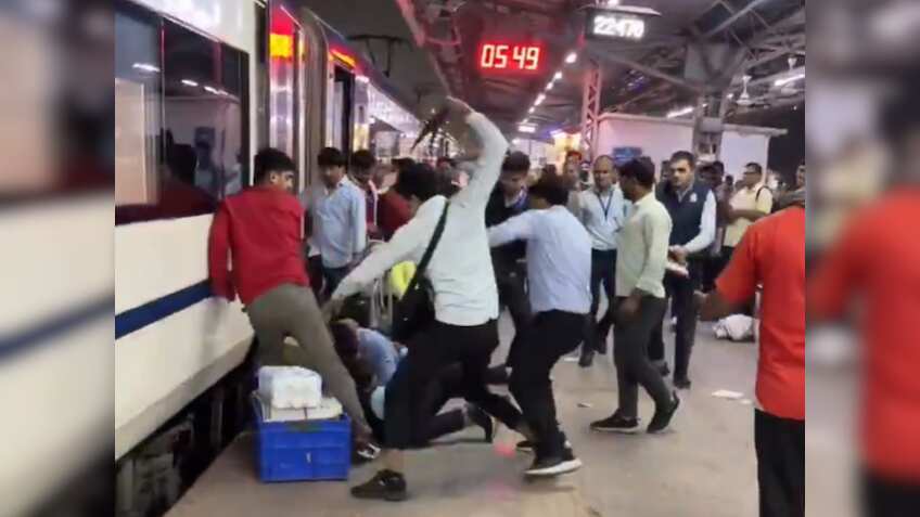 जब स्टेशन पर ही आपस में भिड़ गए IRCTC स्टाफ! बेल्ट और डस्टबिन से की एक-दूसरे की पिटाई, देखें वायरल वीडियो