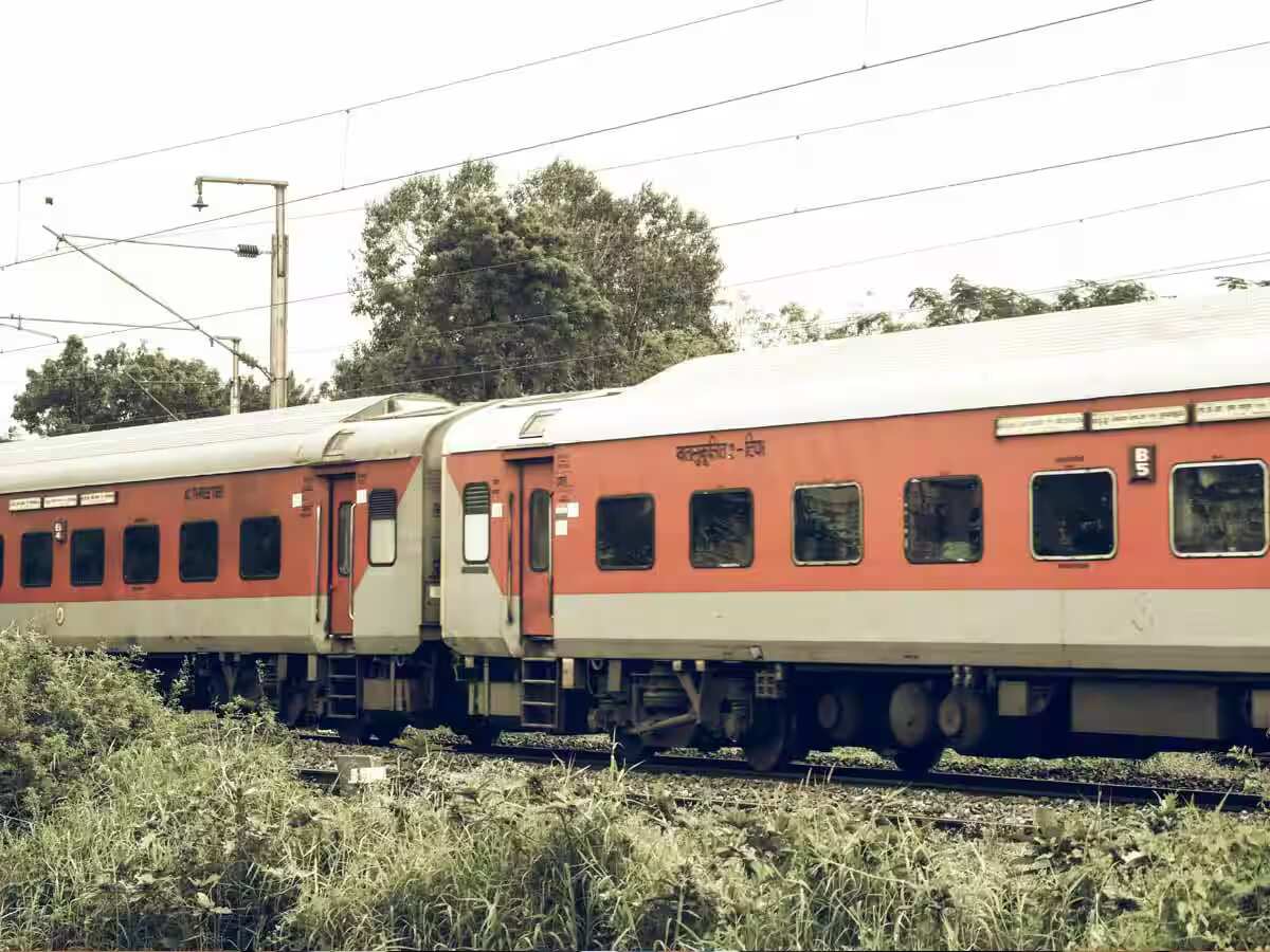 रेलवे के खिलाफ फेक न्यूज फैलाने वालों की खैर नहीं! 20 से ज्यादा सोशल मीडिया हैंडल्स पर होगी FIR