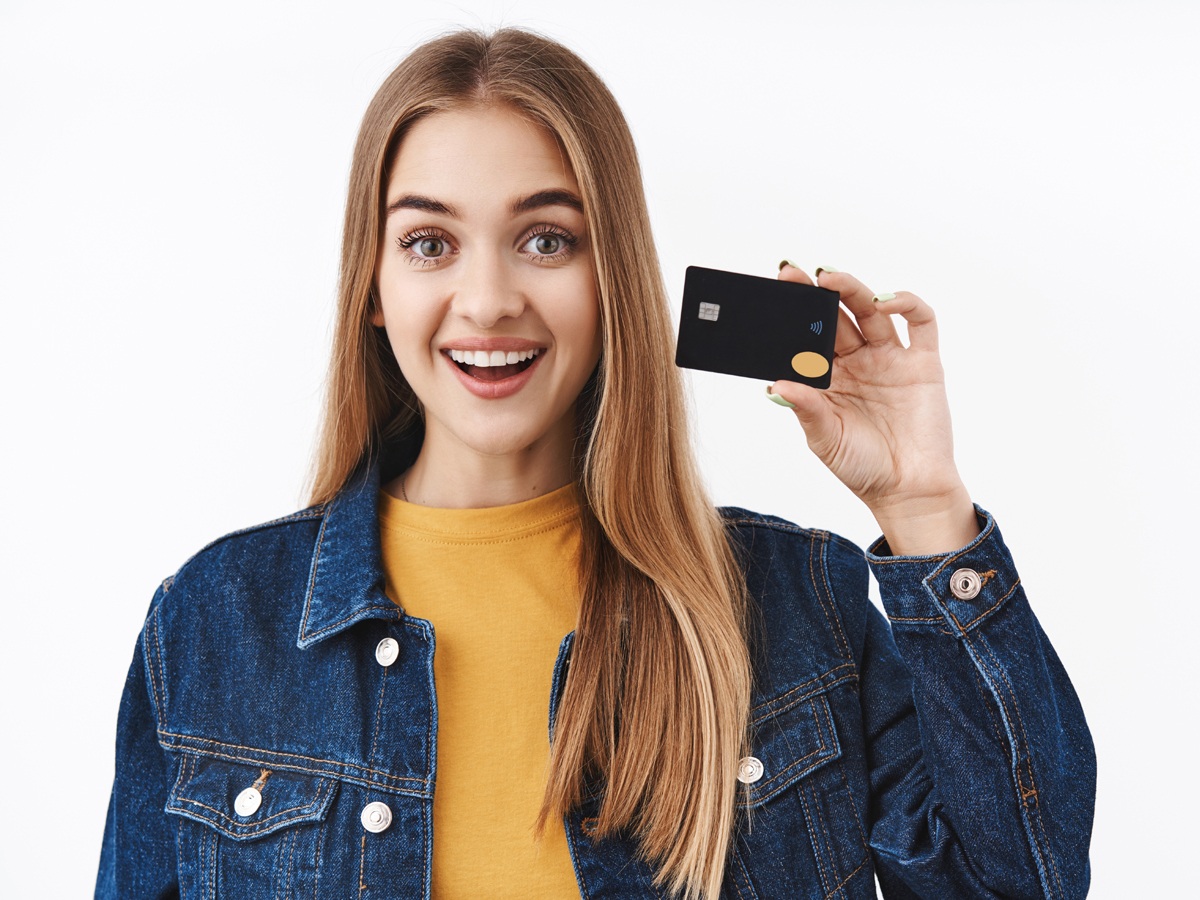 Debit Card EMI कैसे डालाती है Credit Score पर असर? जानिए कब लेनी चाहिए और कब नहीं