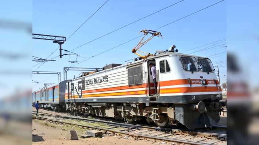 ₹23,000 तक में बिक रही पुरानी फोटोज से रेलवे की इमेज को पहुंचाया जा रहा है नुकसान, IR ने किया चौंकाने वाला खुलासा