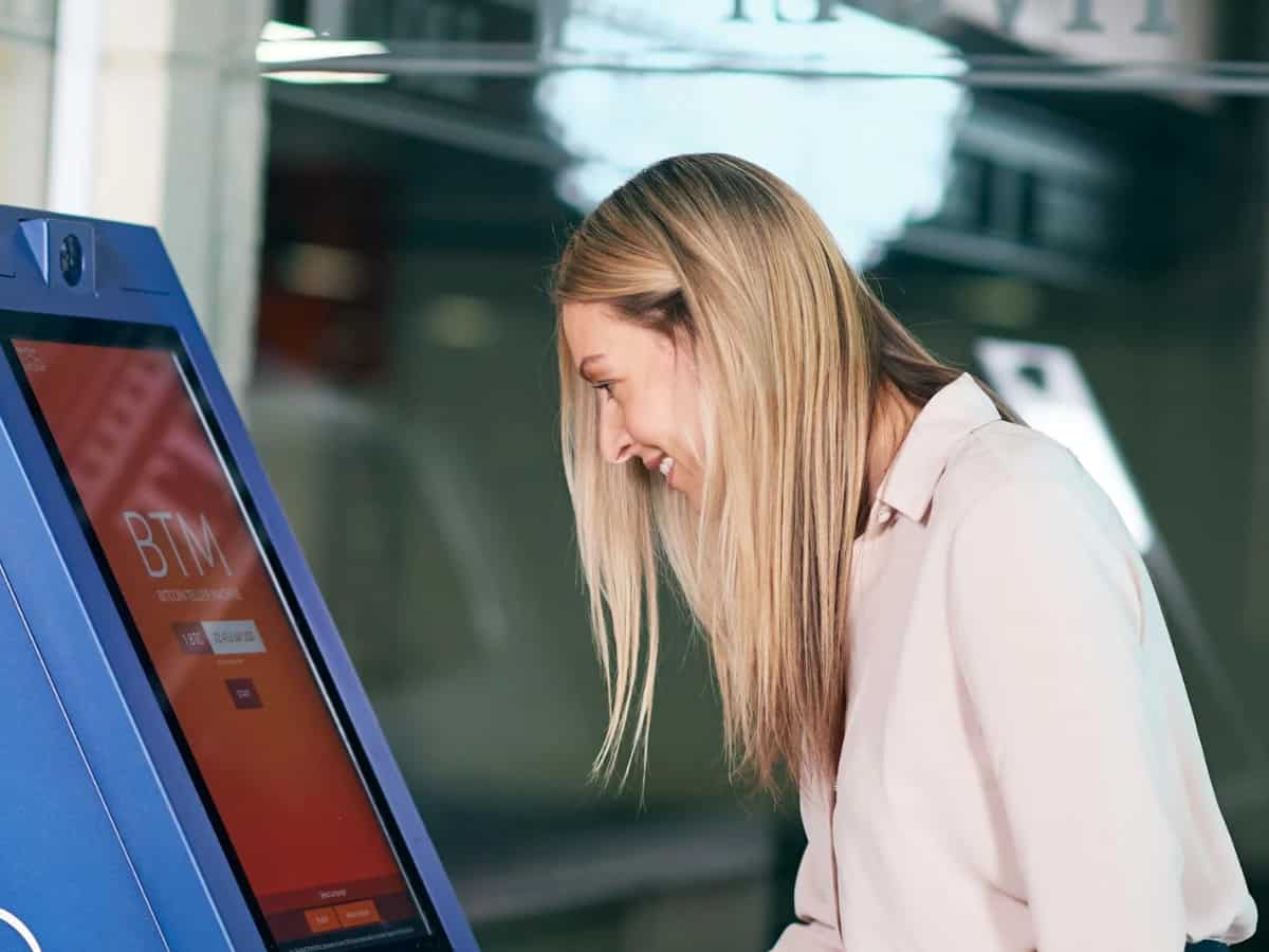 स्टेप 5: बैंक अकाउंट से ATM के जरिए पैसा निकालना