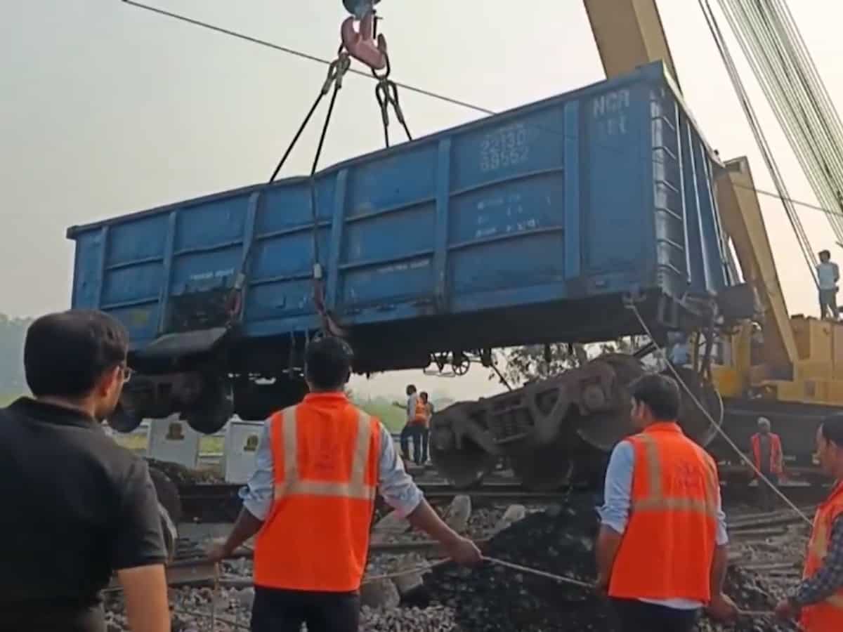 मथुरा में बड़ा ट्रेन हादसा! मालगाड़ी के 12 डिब्बे पटरी से उतरे, दिल्ली-मुंबई रूट पर थमा रेल ट्रैफिक