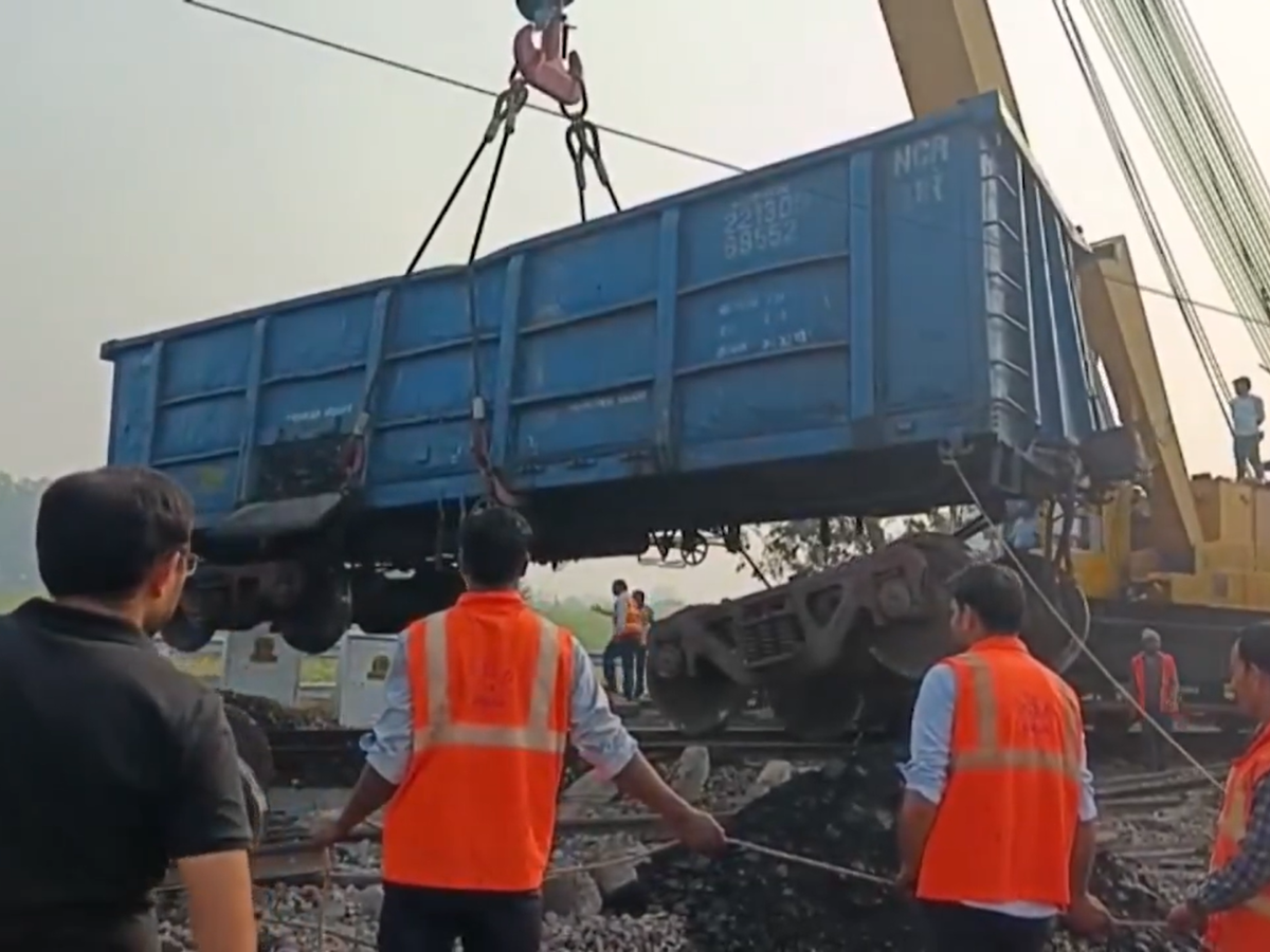 मथुरा में बड़ा ट्रेन हादसा! मालगाड़ी के 12 डिब्बे पटरी से उतरे, दिल्ली-मुंबई रूट पर थमा रेल ट्रैफिक