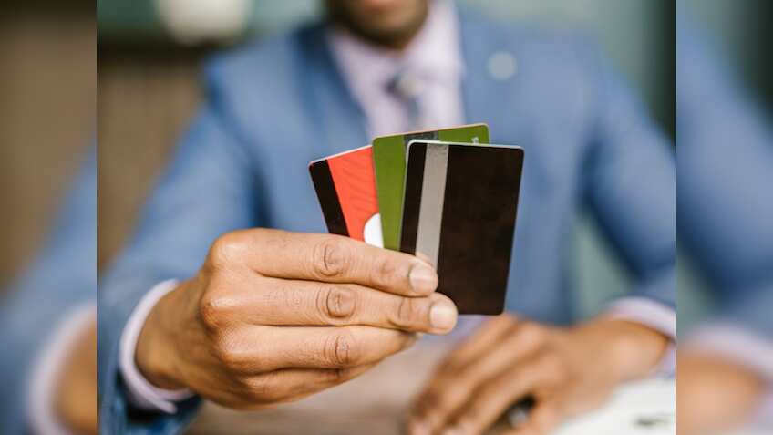 Credit Card Expiry: ये लापरवाही पड़ सकती है भारी! जरा सी चूक हुई तो CIBIL स्कोर से लेकर रिवॉर्ड्स तक सब जाएगा हाथ से