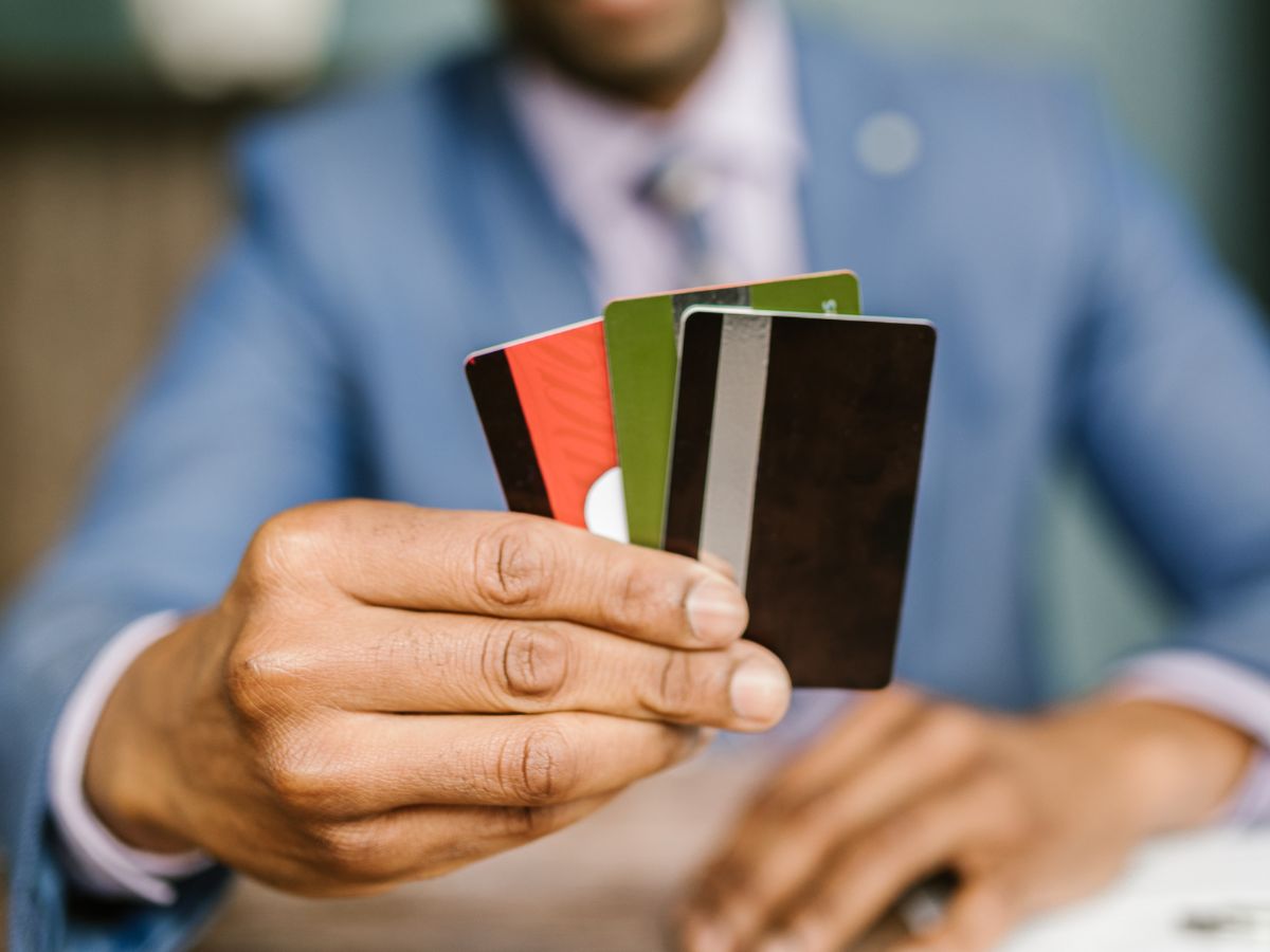 Credit Card Expiry: ये लापरवाही पड़ सकती है भारी! जरा सी चूक हुई तो CIBIL स्कोर से लेकर रिवॉर्ड्स तक सब जाएगा हाथ से