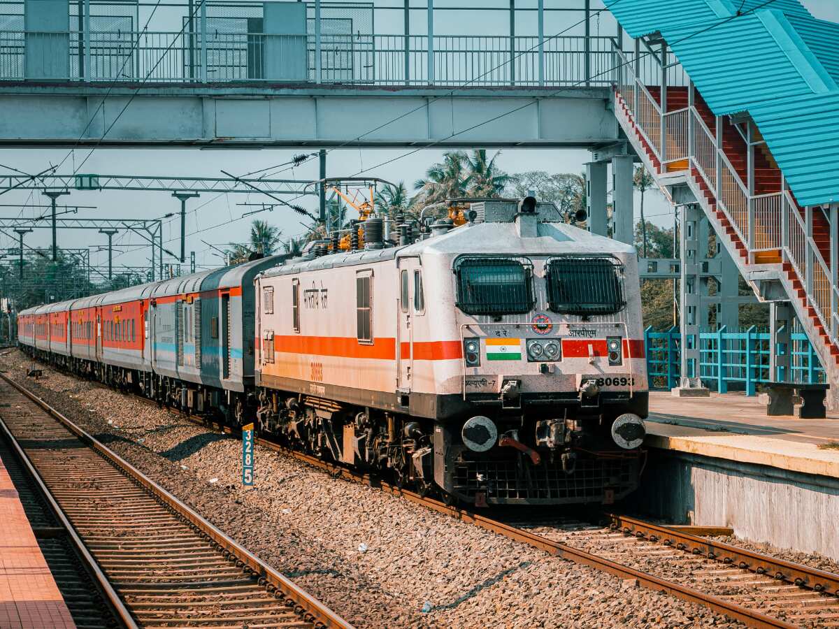 छठ के ठीक पहले फिर ठप पड़ी IRCTC की वेबसाइट! एक-एक टिकट बुक करने में पैसेंजर्स के छूटे पसीने