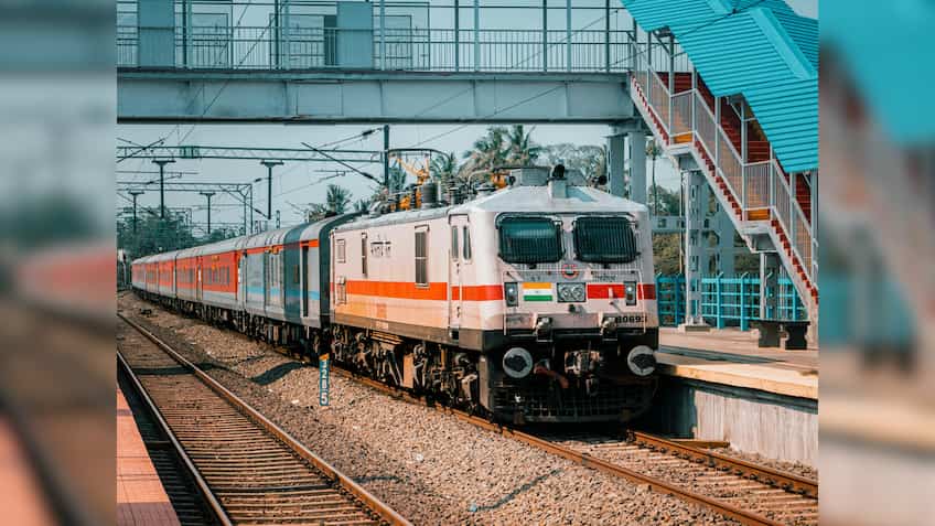 छठ के ठीक पहले फिर ठप पड़ी IRCTC की वेबसाइट! एक-एक टिकट बुक करने में पैसेंजर्स के छूटे पसीने