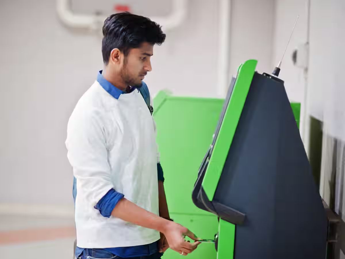 ATM से निकले कटे-फटे नोट बदलने से बैंक कर दे इनकार तो आप क्या करेंगे? जानिए करंसी एक्सचेंज को लेकर क्या हैं नियम