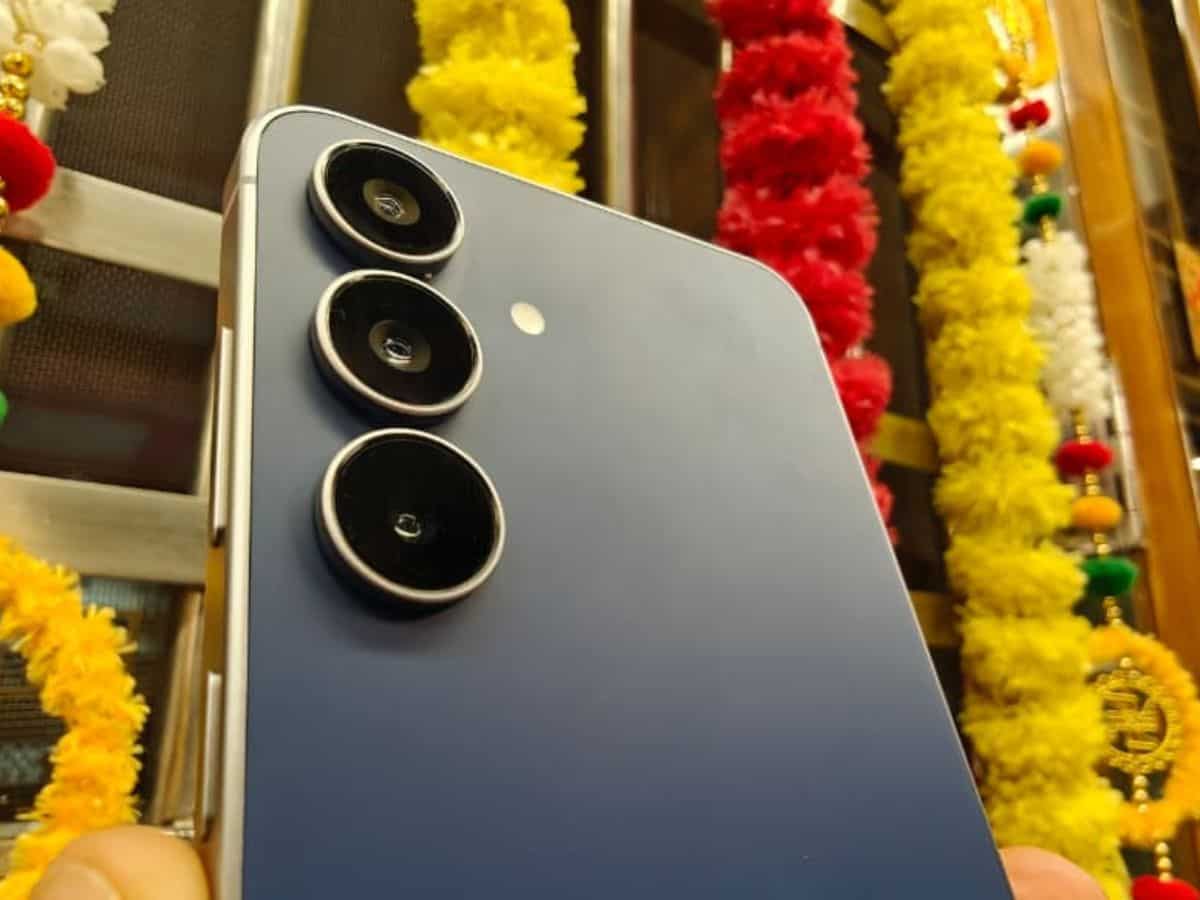 भारत का इलेक्ट्रॉनिक्स सेक्टर बना रहा इतिहास! स्मार्टफोन एक्सपोर्ट में रिकॉर्ड तोड़ उछाल, हज़ारों नई नौकरियों की बहार!