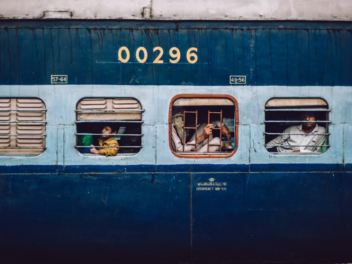 Cyclone Montha को लेकर रेलवे ने जारी किया अलर्ट, 32 से ज्यादा ट्रेनें हुई कैंसिल, यहां जानिए पूरी बात