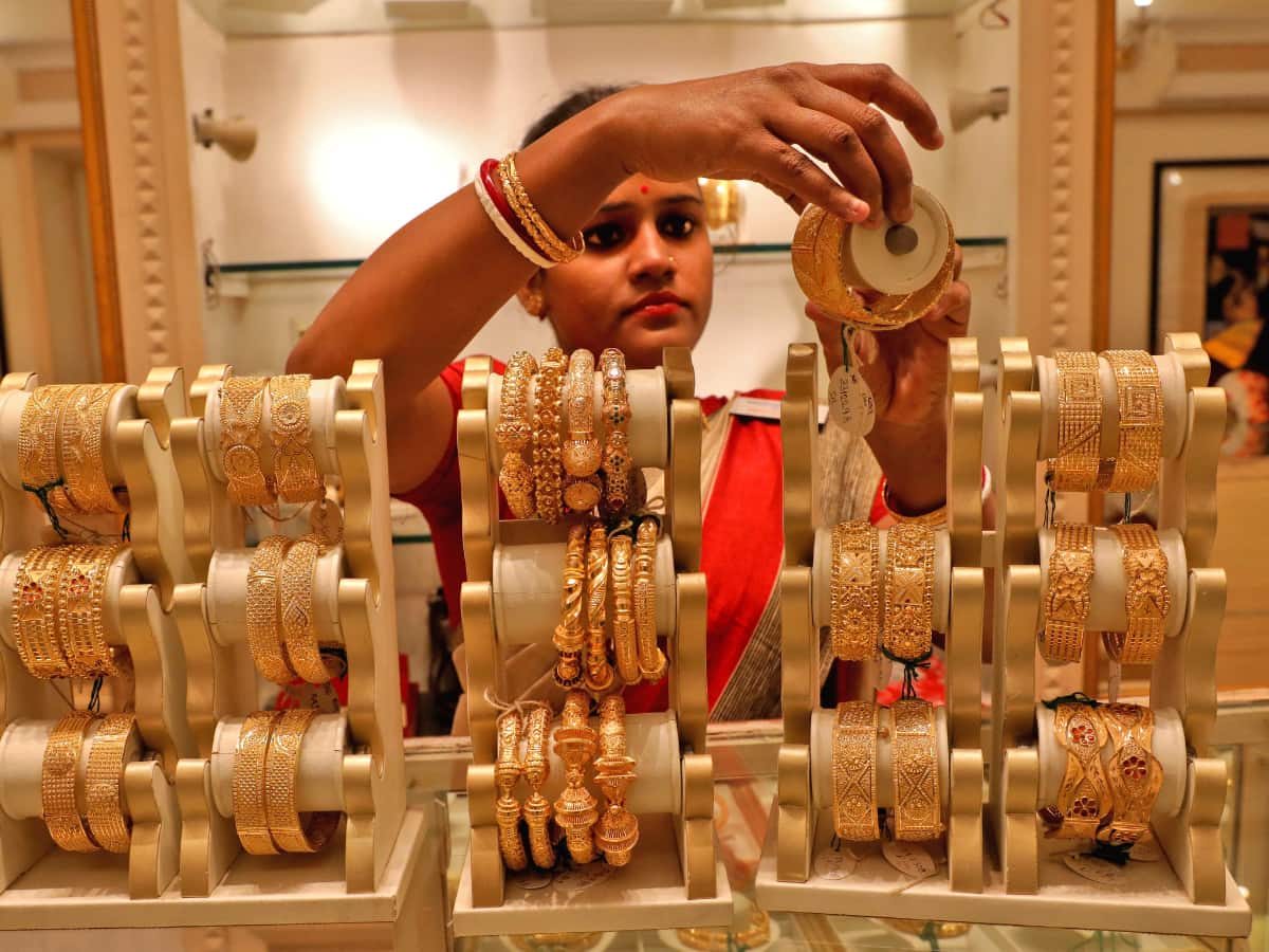 रिकॉर्ड हाई से सोने का फिसलना जारी! ₹4100 प्रति 10 ग्राम तक हो गया सस्ता, चांदी की भी चमक पड़ी फीकी